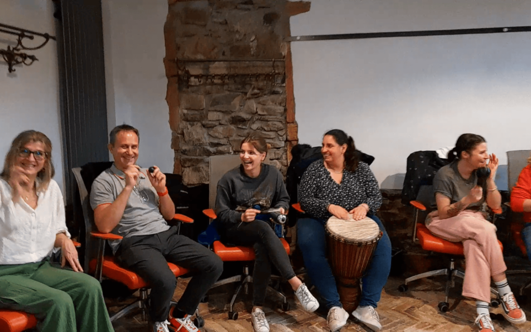 Teambuilding percussion pour une équipe internationale d’un labo pharmaceutique basé à Clermont-Ferrand